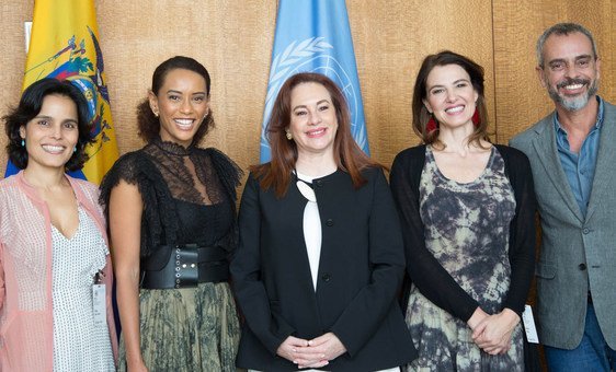 Integrantes da equipe da série Aruanas com a presidente da Assembleia Geral, María Fernanda Espinosa, na sede da ONU em Nova Iorque.