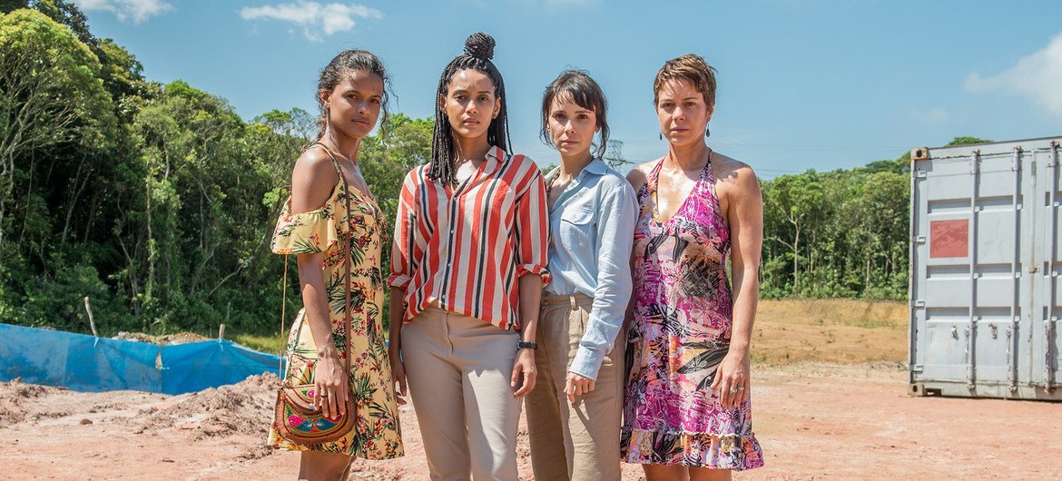 Clara ( Thainá Duarte ), Verônica ( Taís Araújo ), Natalie ( Débora Falabela ) e  Luiza ( Leandra Leal ) no Garimpo Eldorado, da série Aruanas. 