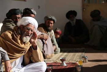 Des villageois afghans discutent de la construction d'une route à Gharaka, dans la province de Kandahar.