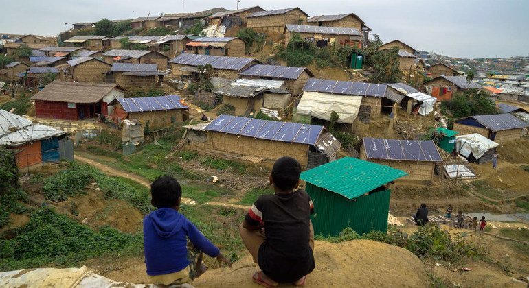تجمع لإيواء اللاجئين الروهينجا في كوتوبالونغ، كوكس بازار، بنغلاديش، يتضمن منشآت مياه وصرف صحي وتصريف للمياه العادمة وإنارة بالطاقة الشمسية لتوفير الأمن ليلا.
