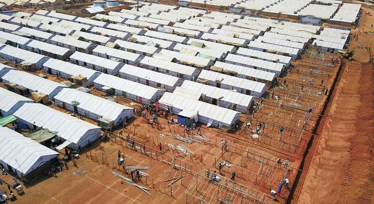 Construction of communal shelters in Wau camp for displaced people, in South Sudan.