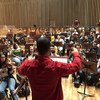 El director venezolano Emmanuel González ensaya con su orquesta Latin Vox Machine, compuesta por refugiados y migrantes de muchas partes del mundo.