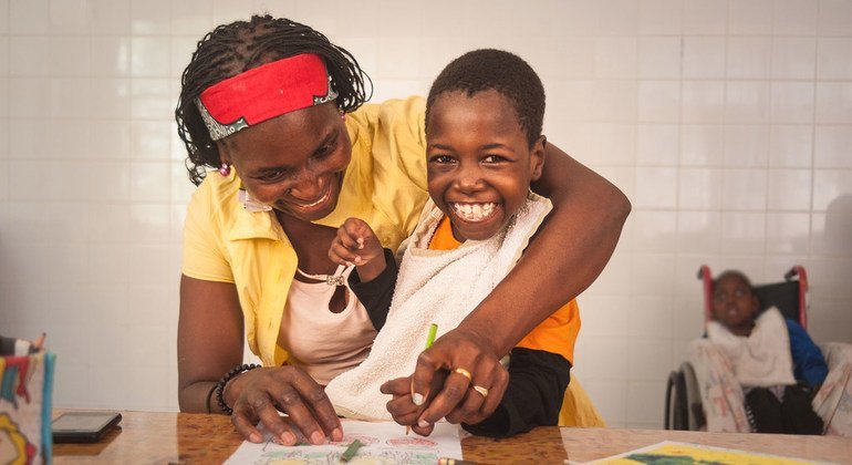 Filomena de 8 años y que sufre de epilepsia, dibuja junto a su mamá en Maputo, Mozambique.