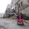 هناء فتاة سورية تبلغ من العمر ثماني سنوات. أصيبت هناء بالشلل جراء انفجار قنبلة، تجلس على كرسيها المتحرك بالقرب من منزلها في مدينة حلب، سوريا (28 فبراير 2018)