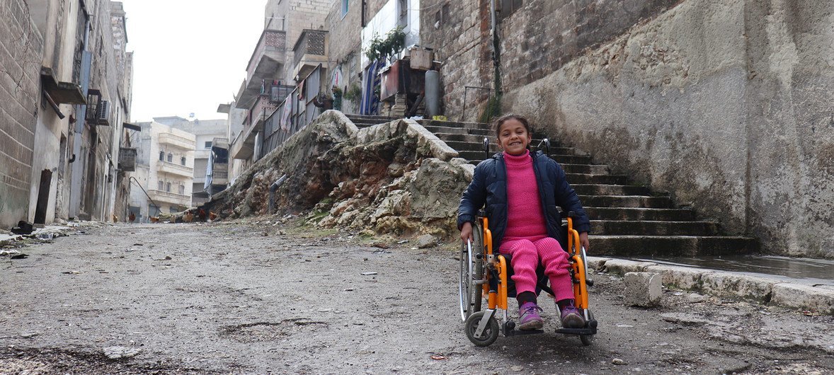هناء فتاة سورية تبلغ من العمر ثماني سنوات. أصيبت هناء بالشلل جراء انفجار قنبلة، تجلس على كرسيها المتحرك بالقرب من منزلها في مدينة حلب، سوريا (28 فبراير 2018)