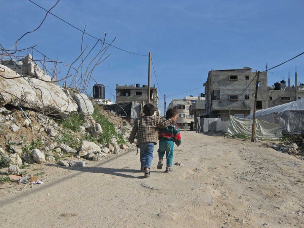 加沙的儿童走在路上。联合国巴勒斯坦难民救济和工程处向100多万巴勒斯坦难民提供粮食援助。
