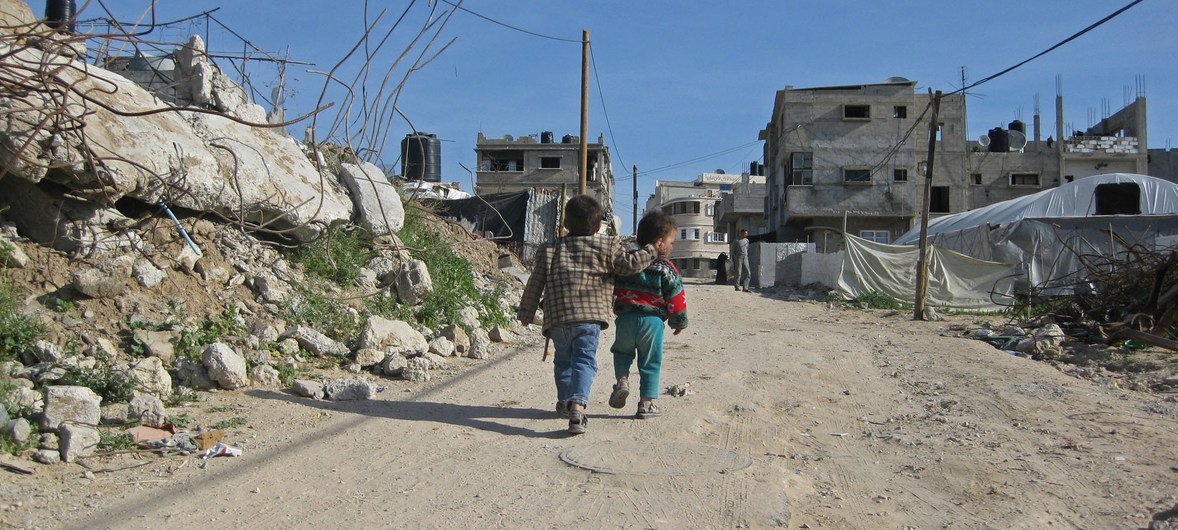 أطفال يلعبون في إحد الشوارع في غزة، تقوم وكالة الأمم المتحدة لإغاثة وتشغيل اللاجئين الفلسطينيين (الأونروا) بتقديم المساعدات الغذائية لأكثر من مليون لاجئ فلسطيني.