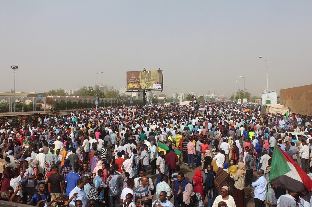 Waandamanaji wakikusanyika mbele ya Makao Makuu ya jeshi la Sudan mjini Khartoum (11 April 2019)
