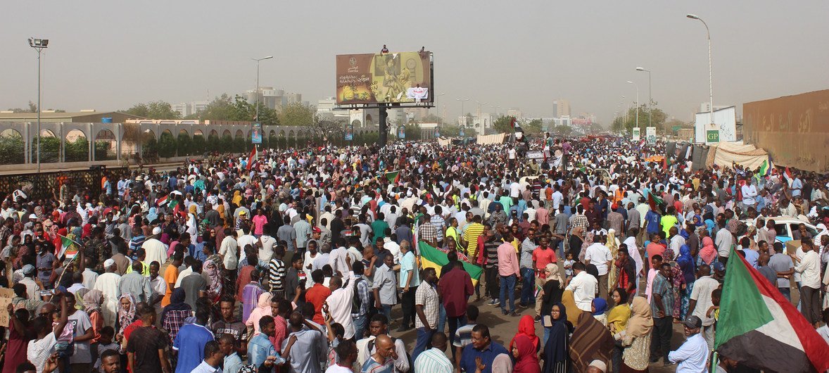 2019年4月11日，苏丹首都喀土穆，抗议者聚集在苏丹军队总部门前。