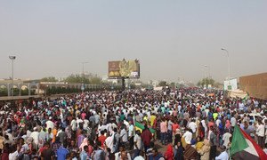 Protesters gather in front of the headquarters of the Sudanese army in the capital, Khartoum. (11 April 2019)