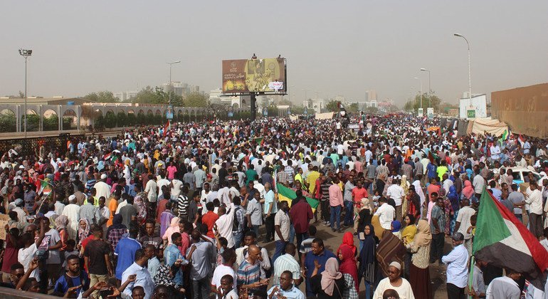 Manifestantes frente a la sede del ejército sudanés en la capital, Jartúm. (Foto de archivo. 11 de abril de 2019)