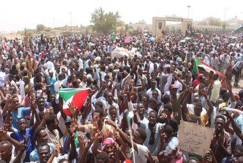 Umati wa watu wakianadamana kwenye mitaa ya mji mkuu wa Sudan Kharthoum 11 Aprili 2019