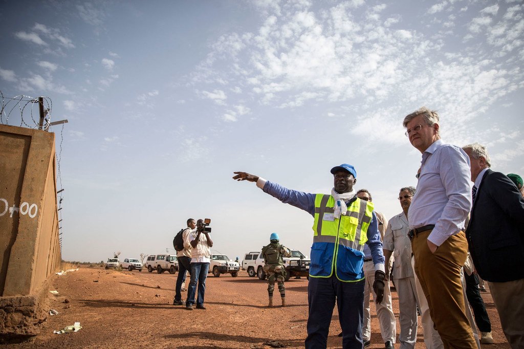 Le chef des opérations de paix de l'ONU, Jean-Pierre Lacroix visite le projet de sécurisation de l’aéroport de Mopti, au Mali. Le projet est financé par l'UE et la MINUSMA