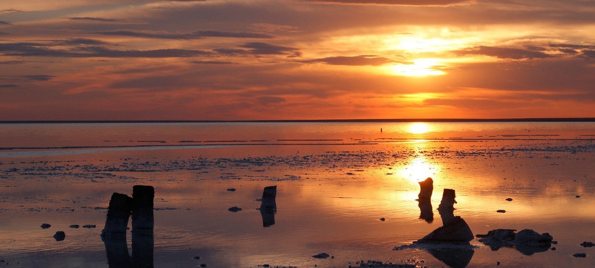 Puesta de sol en el lago Elto, en la Federación de Rusia.