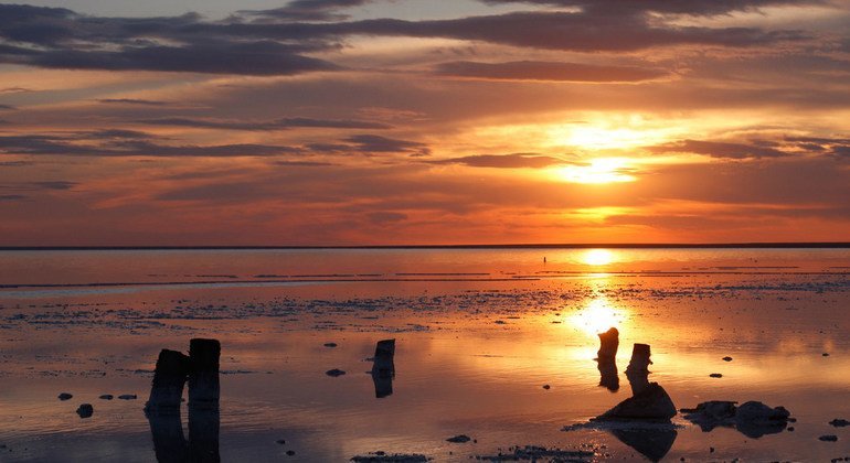 Puesta de sol en el lago Elto, en la Federación de Rusia.