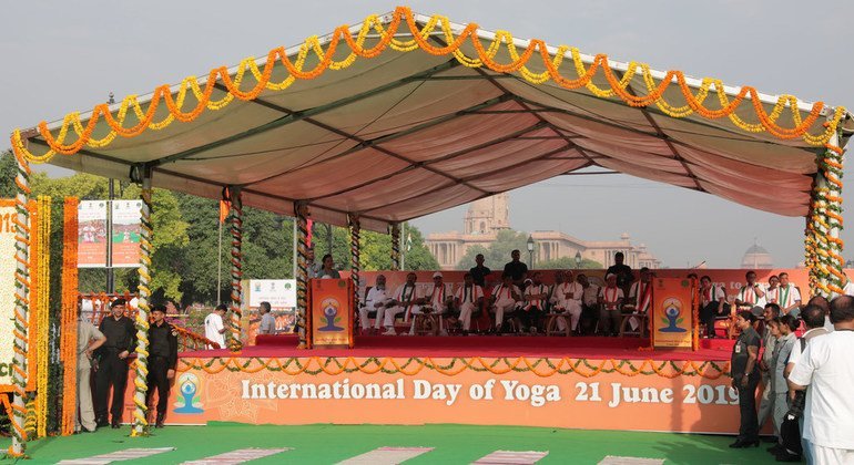 भारत की राजधानी दिल्ली में एक सरकारी पंडाल जहाँ मंत्रियों सहित अनेक लोगों ने योग कार्यक्रम में हिस्सा लिया