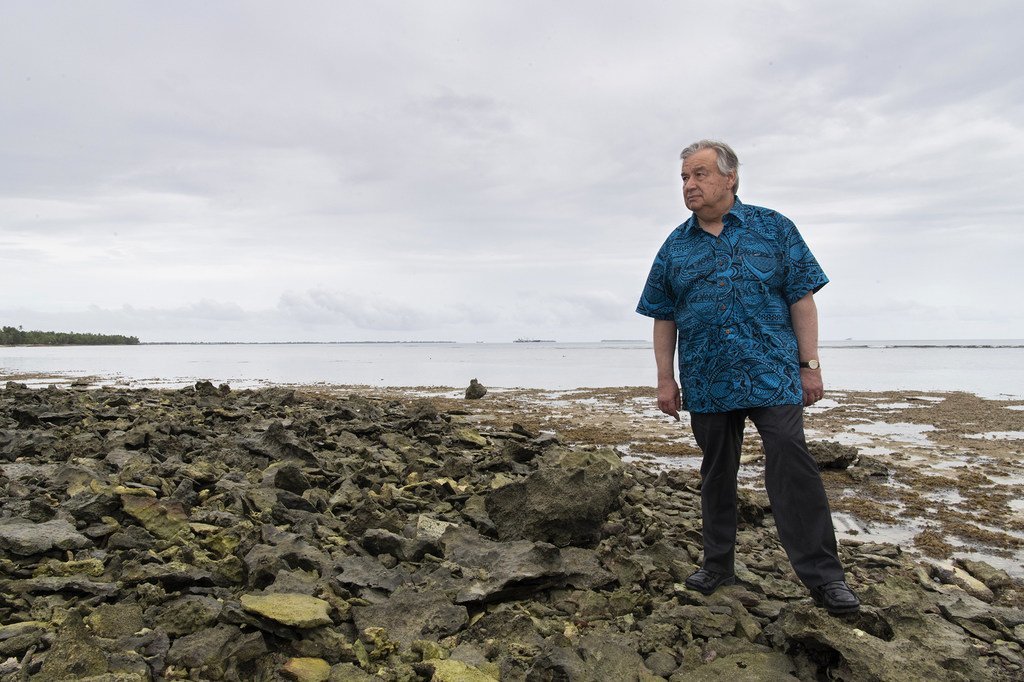 Le Secrétaire général des Nations Unies, António Guterres, s'est rendu sur l'île basse de Tuvalu en mai 2019 pour voir comment les pays de l'océan Pacifique seraient affectés par la montée du niveau de la mer.
