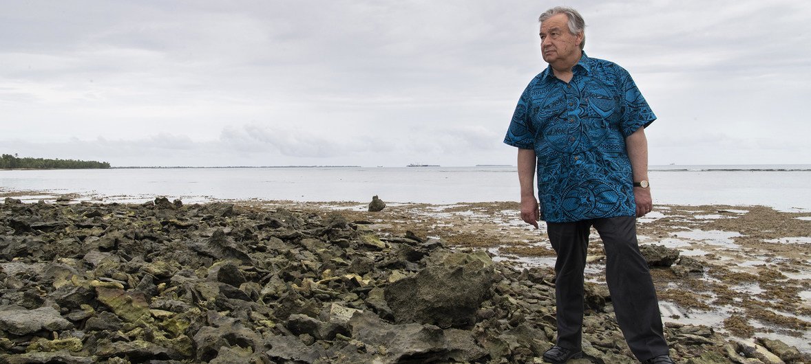 Le Secrétaire général des Nations Unies, António Guterres, s'est rendu sur l'île basse de Tuvalu en mai 2019 pour voir comment les pays de l'océan Pacifique seraient affectés par la montée du niveau de la mer.