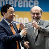 Le Directeur général élu de la FAO, M. Qu Dongyu (à gauche) en compagnie du Directeur général, José Graziano da Silva, lors de la 41ème Conférence de la FAO, le 23 juin 2019.