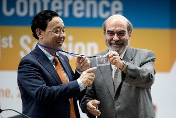 Le Directeur général élu de la FAO, M. Qu Dongyu (à gauche) en compagnie du Directeur général, José Graziano da Silva, lors de la 41ème Conférence de la FAO, le 23 juin 2019.