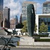 La fuente situada junto a la escultura "Single Form", ubicada en la entrada para el personal de la sede de las Naciones Unidas, ha dejado de funcionar por cuestiones presupuestarias.