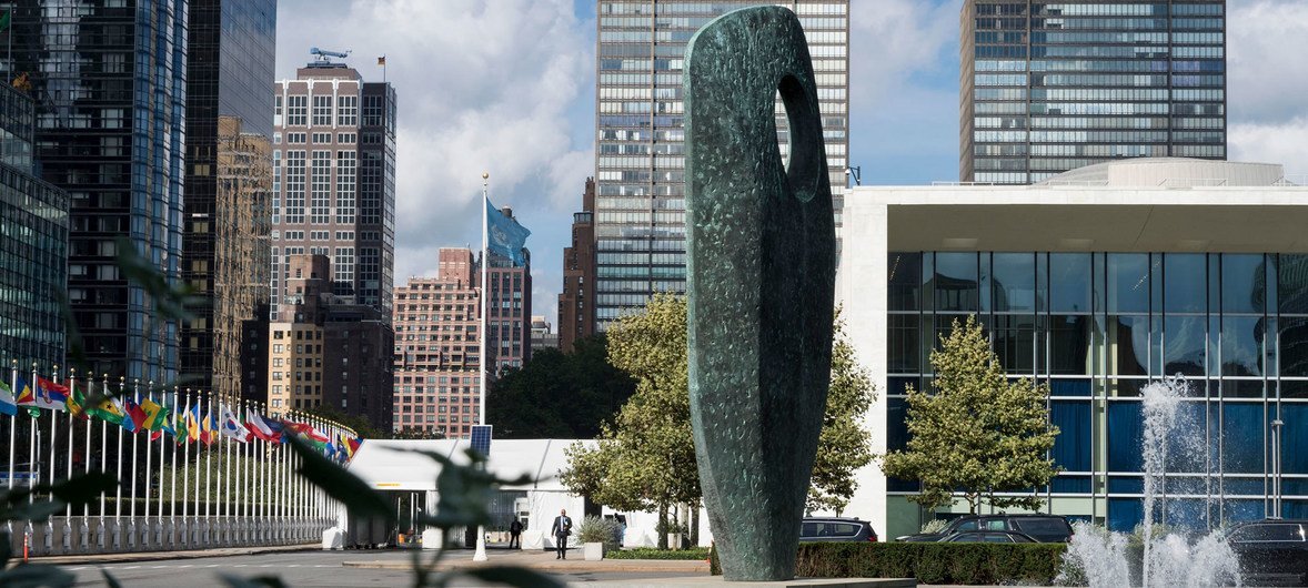 La fuente situada junto a la escultura "Single Form", ubicada en la entrada para el personal de la sede de las Naciones Unidas, ha dejado de funcionar por cuestiones presupuestarias.