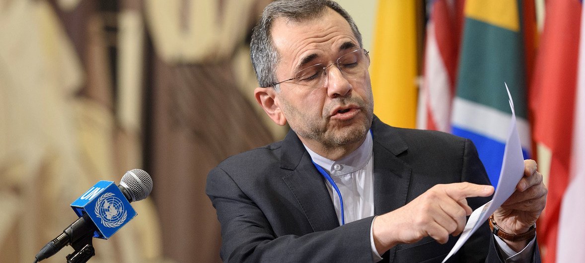 न्यूयॉर्क में पत्रकारों से बात करते ईरान के स्थाई प्रतिनिधि माजिद तख्त रावांची.