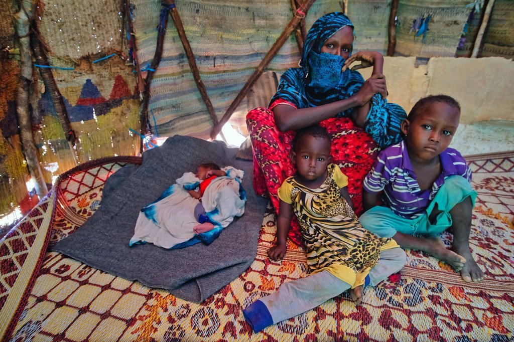  Farhia Mousa est assise avec trois de ses six enfants - Nacima, 10 ans, Abdulahi, 4 ans et Nasterha, 2 ans - dans un camp pour personnes déplacées par le conflit et la sécheresse à Dangaroyo, en Somalie. (22 mai 2019)