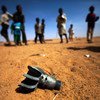 Un grupo de niños mira los restos de un obús en Sudán. 
