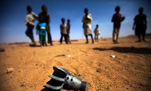 Un grupo de niños mira los restos de un obús en Sudán. 