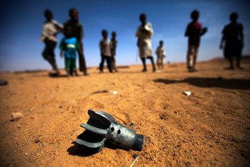 苏丹达尔富尔北部，几名儿童正在打量一枚迫击炮弹的残骸。