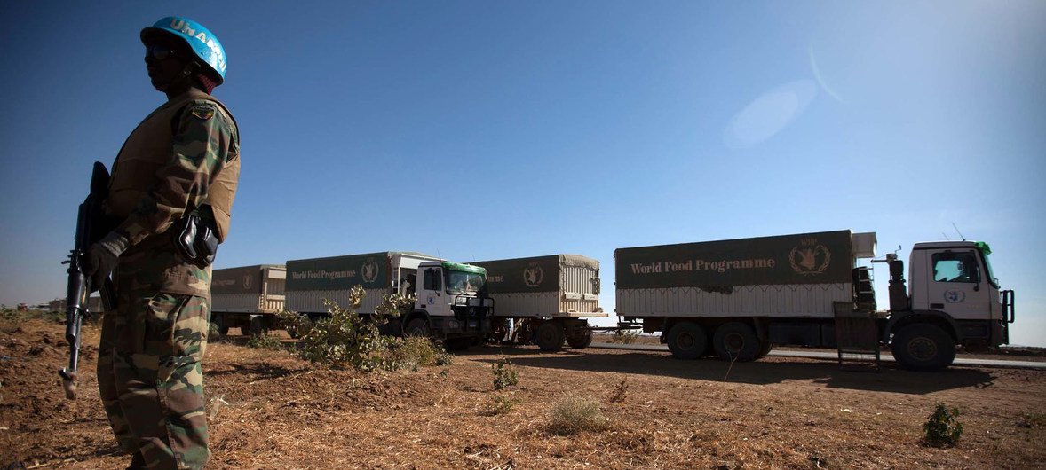 达尔富尔混合行动护送世界粮食计划署卡车前往北达尔富尔州尚吉尔托巴伊。