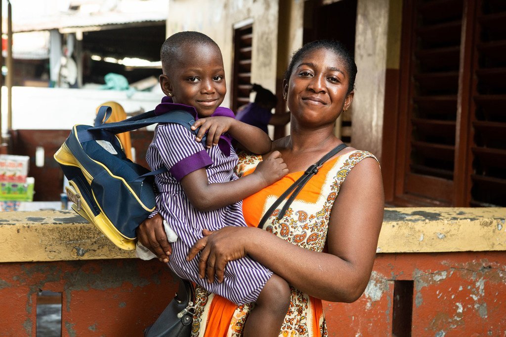Les femmes du marché de Makola à Accra, au Ghana, bénéficient de services de garde d'enfants. (Décembre 2018)