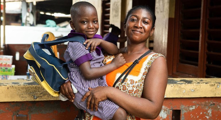 Una madre y su hijo en Makola, Ghana. 