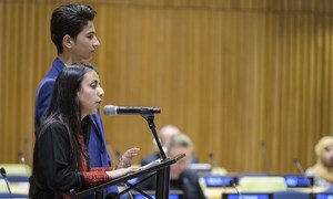 Hanan Abu Asbeh, uma garota de 15 anos da Cisjordânia, e Hatem Hamdouna, de 14 anos, de Gaza, discursam na ONU em Nova Iorque.