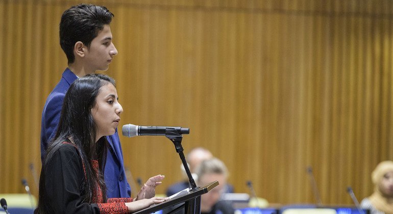 Hanan Abu Asbeh, uma garota de 15 anos da Cisjordânia, e Hatem Hamdouna, de 14 anos, de Gaza, discursam na ONU em Nova Iorque.