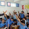Niños palestinos alzan la mano durante una de las primeras clases del nuevo año académico, en una escuela de Gaza apoyada por la Agencia de las Naciones Unidas para los Refugiados Palestinos (UNWRA).