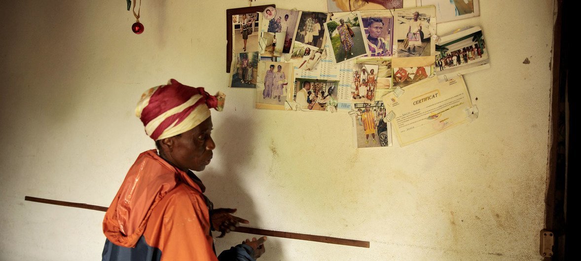 Vivendo nos Camarões, Christine é uma viúva de 64 anos que começa o dia às 5 horas da manhã para pegar os produtos que vende em uma feira. 