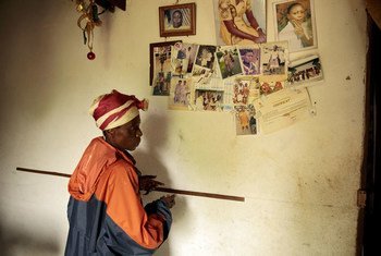 Vivendo nos Camarões, Christine é uma viúva de 64 anos que começa o dia às 5 horas da manhã para pegar os produtos que vende em uma feira. 