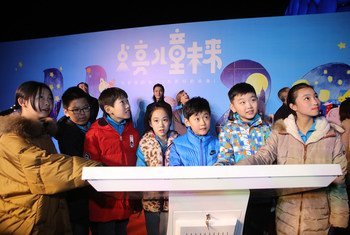 2018年11月20日，孩子们点亮了北京国家游泳中心（也称为水立方）的蓝色气泡，以庆祝世界儿童节。