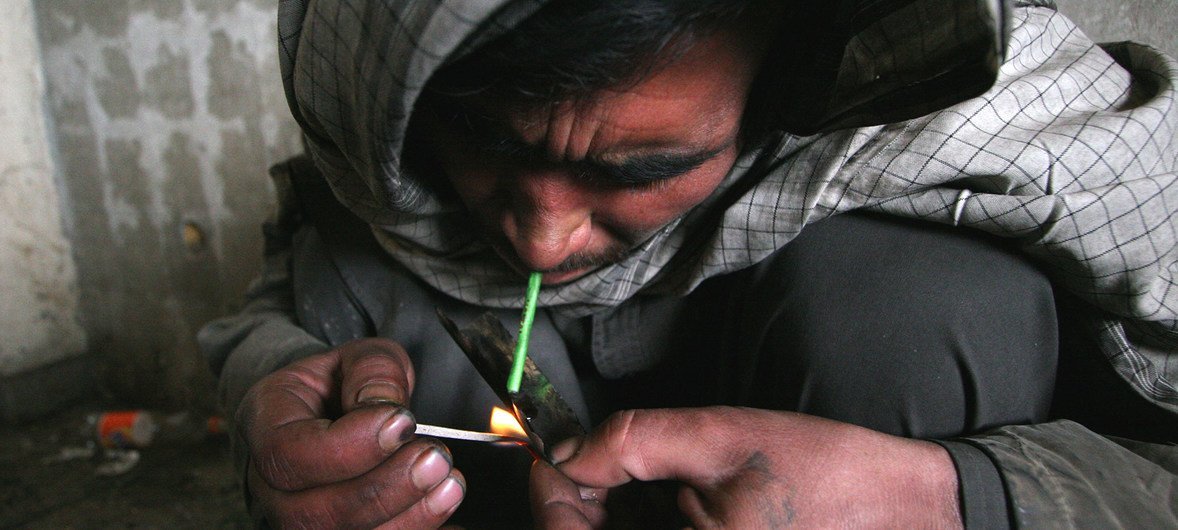 Un hombre consumiendo heroína en Kabul, Afghanistan.
