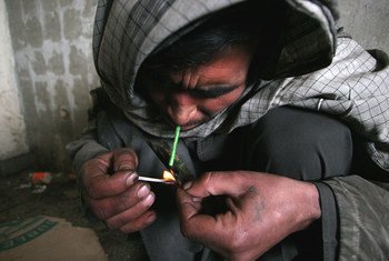 Un Afghan consomme de l'héroïne à Kaboul.
