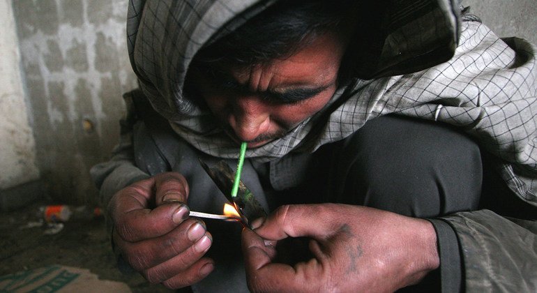 Un hombre consumiendo heroína en Kabul, Afganistán.