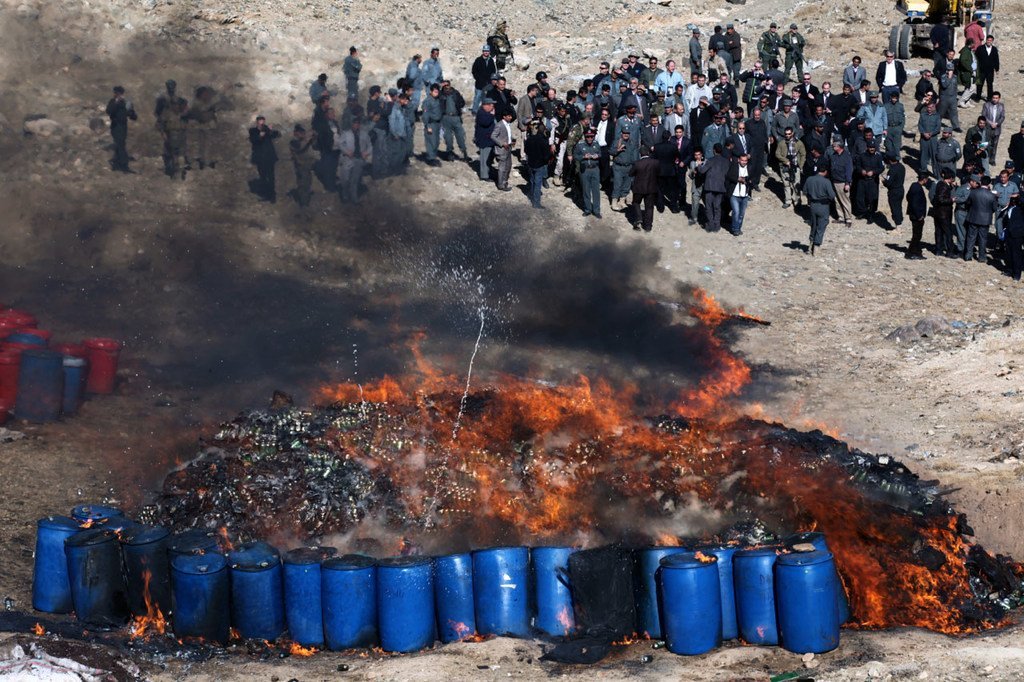 在喀布尔郊区，阿富汗内政和禁毒部门烧毁了20多吨非法毒品和酒精。