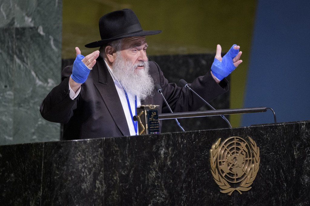 Rabbi Yisroel Goldstein,wa Sinagogi la Chabad Powey mjini California akizungumza wakati wa tukio maalumu la kukabiliana na chuki dhidi ya Wayahudi na mifumo mingine ya ubaguzi wa rangi na chuki
