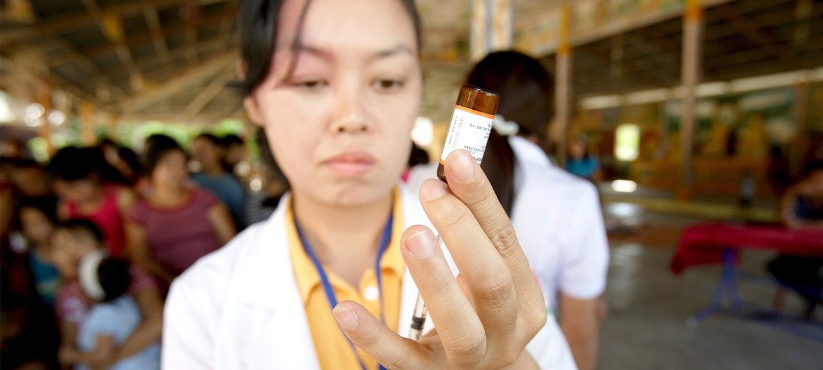 Una enfermera prepara la jeringuilla para vacunar a niños en Vientiane (República Democrática Popular Lao).