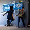Un niño en un centro de Tijuana en México juega con una trabajadora de UNICEF.