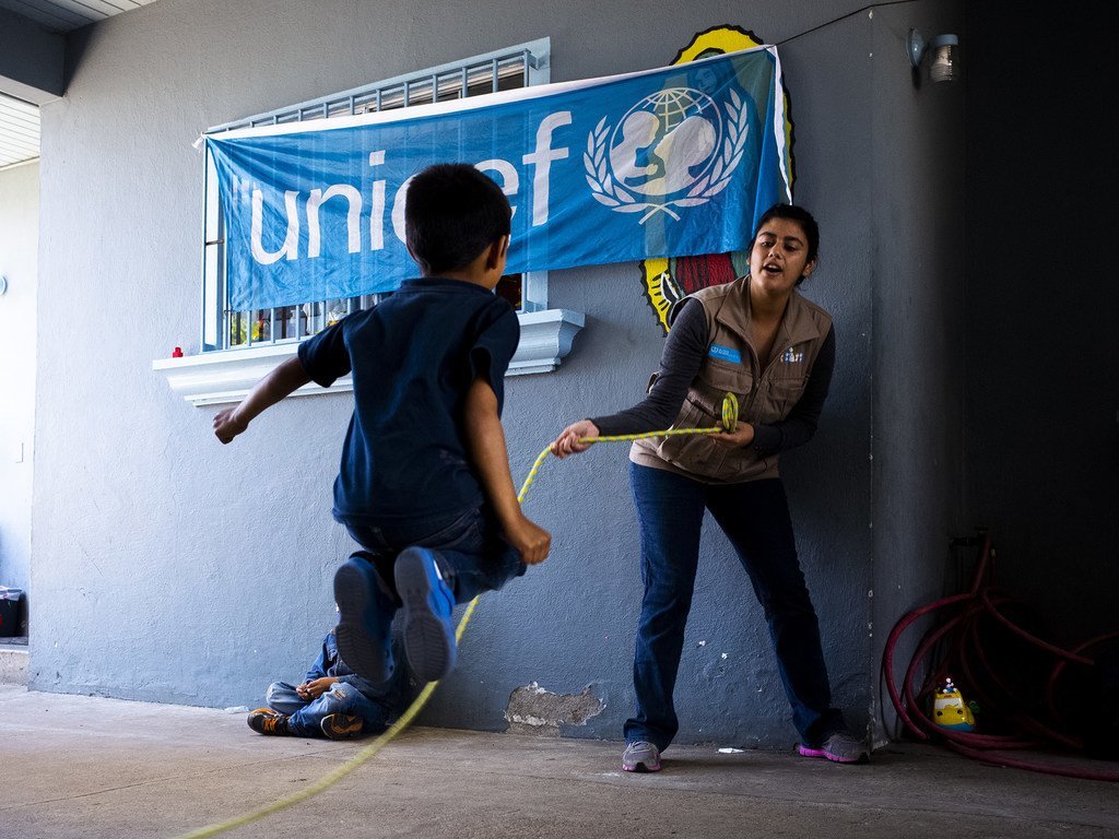 一名男童正在墨西哥蒂华纳一家由儿基会支持的收容中心内玩耍，该中心为来自墨西哥和中美洲的移民儿童提供社会心理支持。