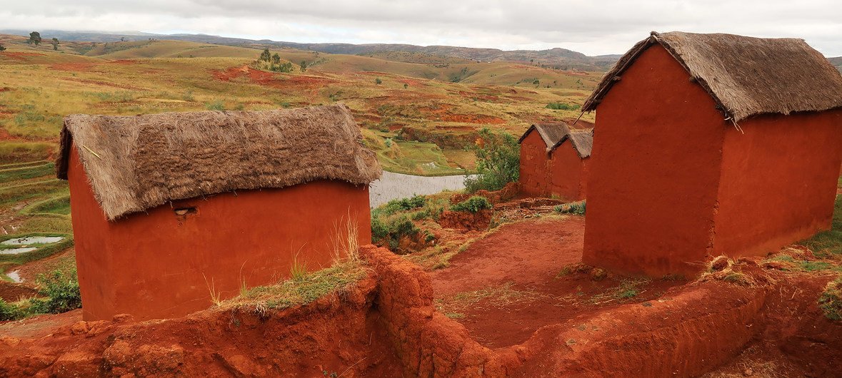 मेडागास्कर के एक गाँव में ग्रामीणों ने तब तक शोचालयों का इस्तेमाल गंभीरता से शुरू नहीं किया जब तक उन्हें खुले स्थानों में शोच करने के ख़तरों से अवगत नहीं कराया गया. (मई 2019)