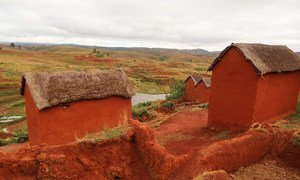 Le village d'Andoharanovelona, à Madagascar, où les villageois utilisent peu les latrines et préfèrent déféquer à l'air libre.